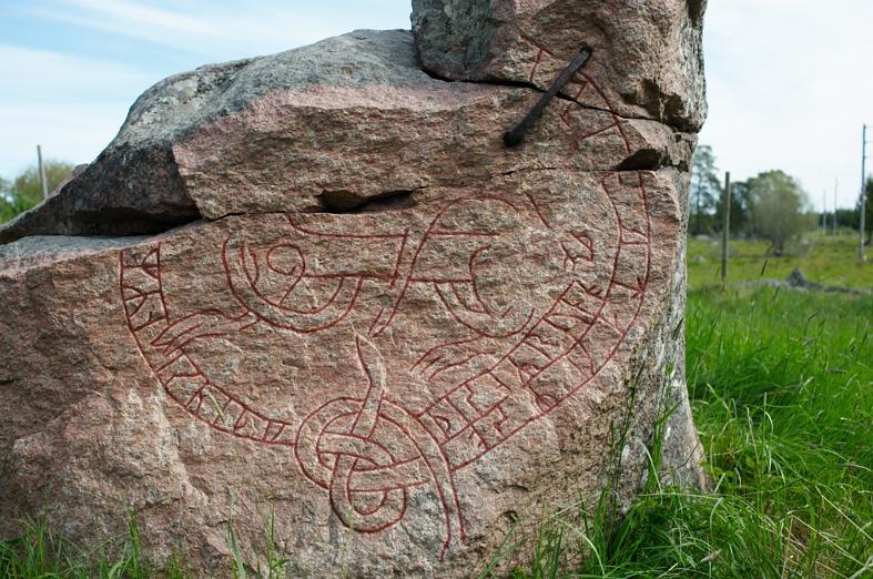 Runes written on flyttblock, rödgrå granit. Date: V
